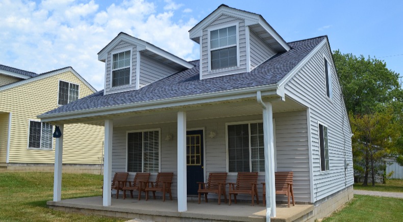 Lakefront Cape Cod cottage rental near Cedar Point Ohio